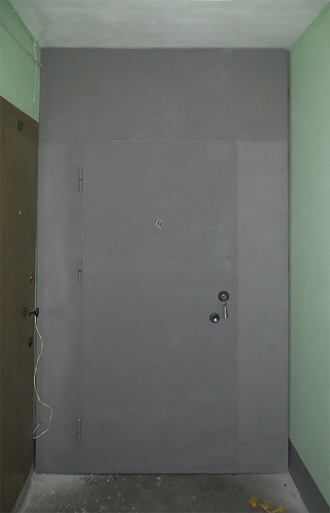 Дверь-перегородка в общем коридоре от пола до потолка от стены до стены