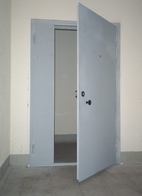 Металлическая дверь в общий коридор в подготовленном проеме.