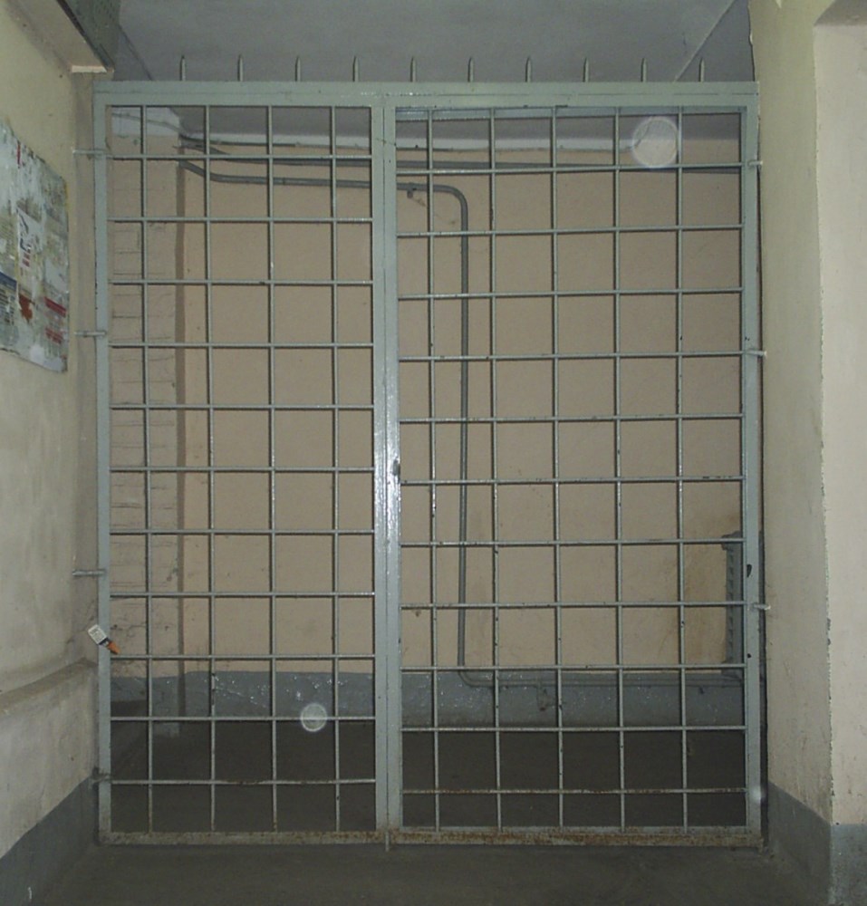 Дверь в общий коридор из простой решетки